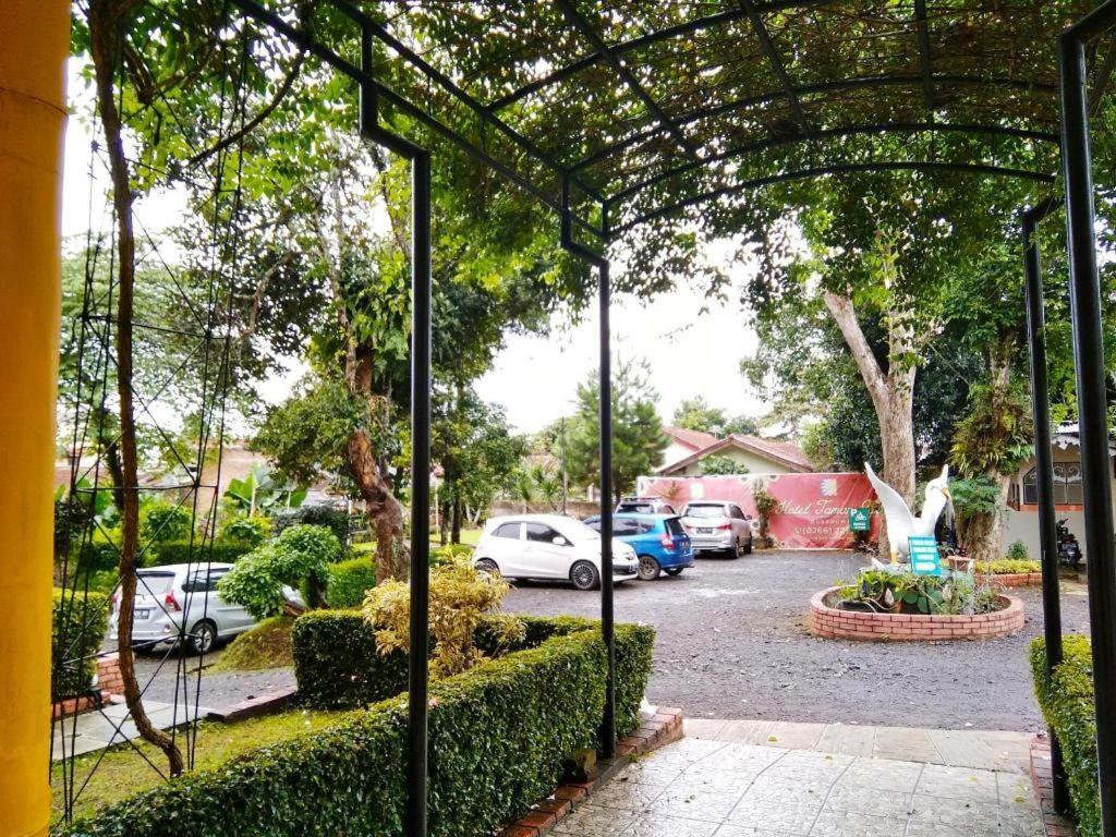 Taman Sari Hotel Dan Resort Sukabumi Bagian luar foto